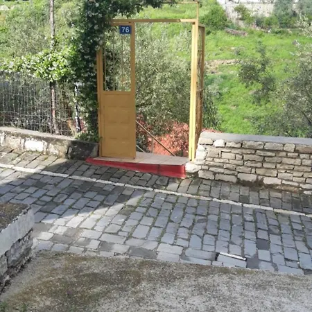 εξοχικό με θέα Berat